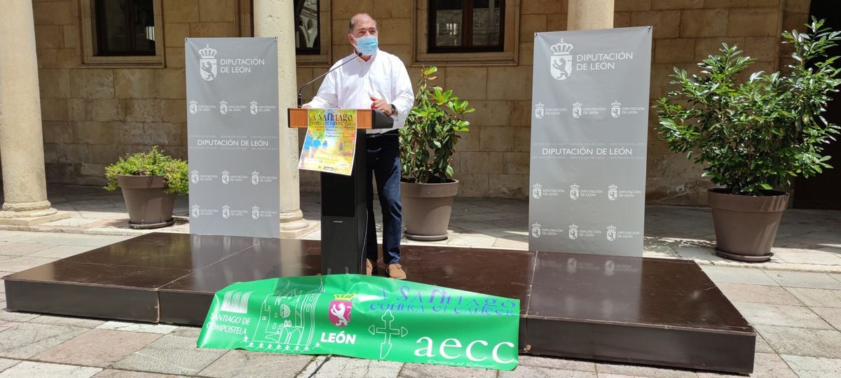 Dos corredores de posan junto a sus nietos a su llegada al Palacio de los Guzmanes.