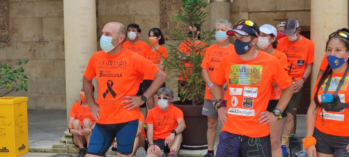 Dos corredores de posan junto a sus nietos a su llegada al Palacio de los Guzmanes.