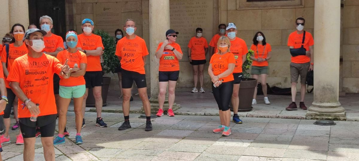 Dos corredores de posan junto a sus nietos a su llegada al Palacio de los Guzmanes.