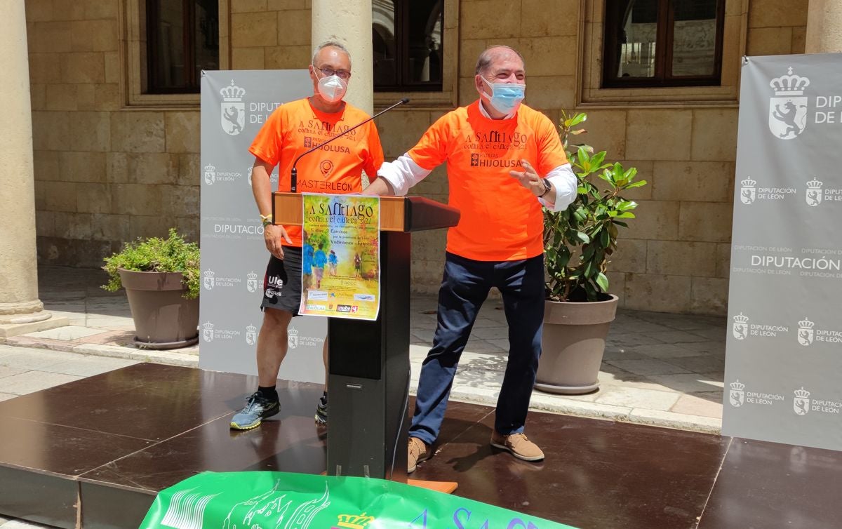 Dos corredores de posan junto a sus nietos a su llegada al Palacio de los Guzmanes.