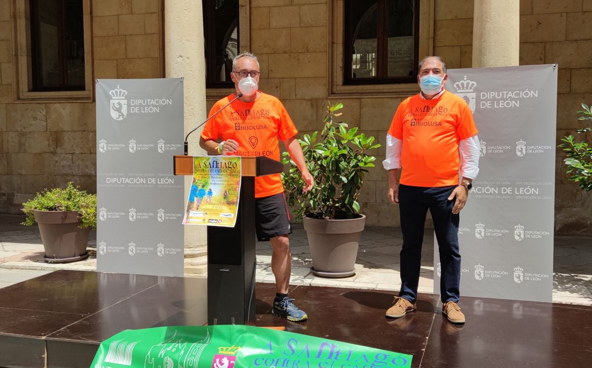 Dos corredores de posan junto a sus nietos a su llegada al Palacio de los Guzmanes.