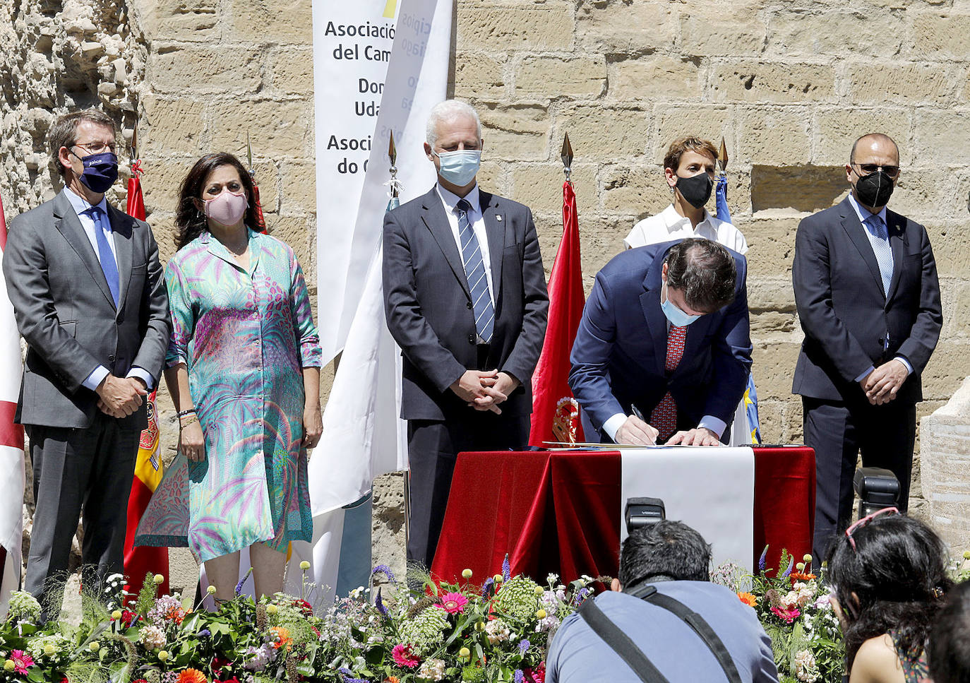 El presidente de la Junta de Castilla y León, Alfonso Fernández Mañueco, firma la Declaración Interregional entre las Comunidades Autónomas del Camino de Santiago.