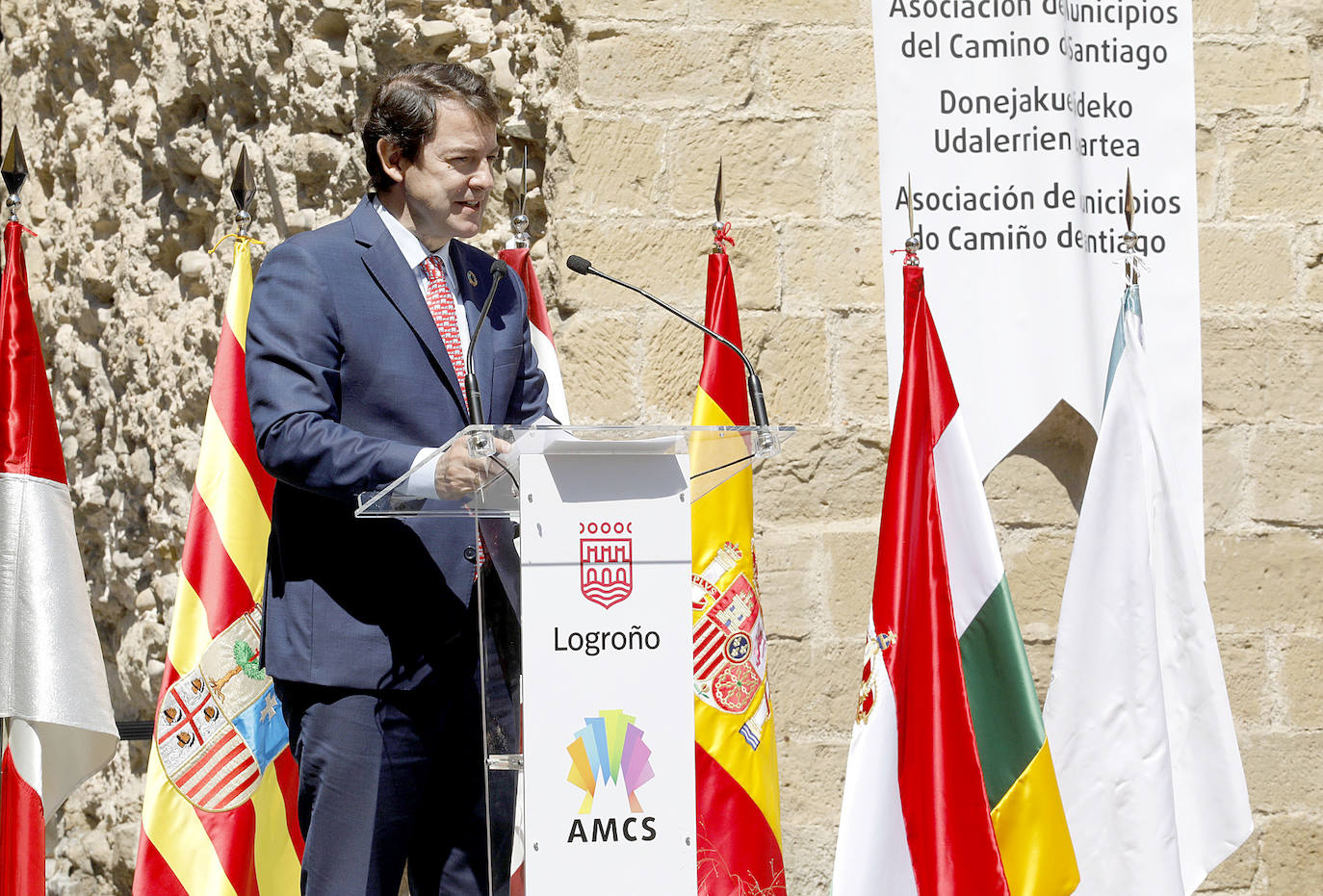 El presidente de la Junta de Castilla y León, Alfonso Fernández Mañueco, firma la Declaración Interregional entre las Comunidades Autónomas del Camino de Santiago.