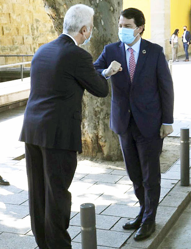 El presidente de la Junta de Castilla y León, Alfonso Fernández Mañueco, firma la Declaración Interregional entre las Comunidades Autónomas del Camino de Santiago.