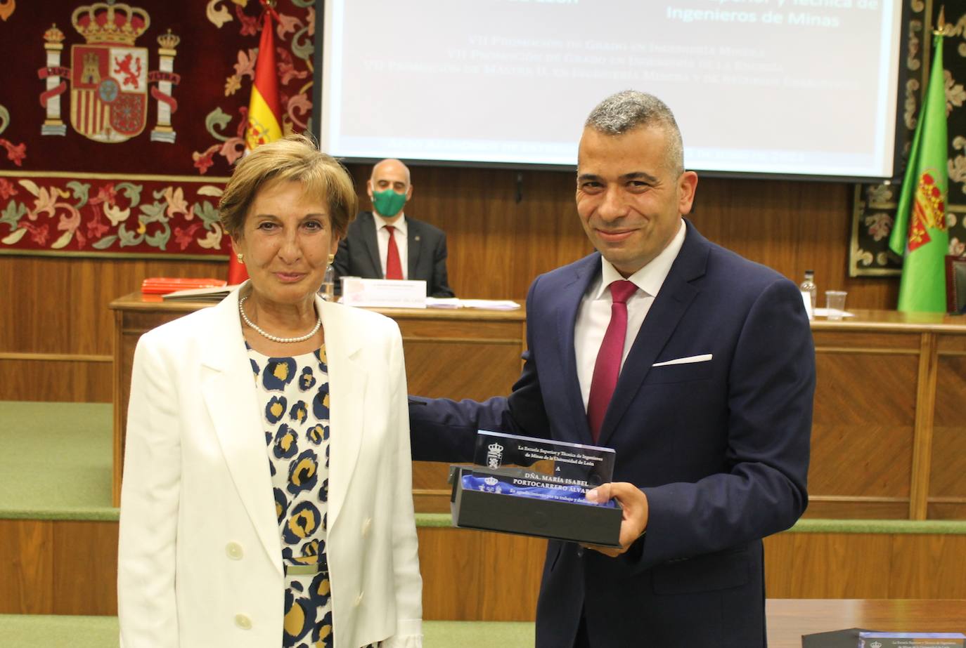 El Aula Magna San Isidoro acogió ayer la ceremonia de graduación de los 48 estudiantes de la VII promoción de los grados y máster que se imparten en el centro.