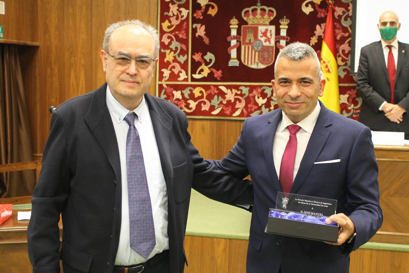 El Aula Magna San Isidoro acogió ayer la ceremonia de graduación de los 48 estudiantes de la VII promoción de los grados y máster que se imparten en el centro.