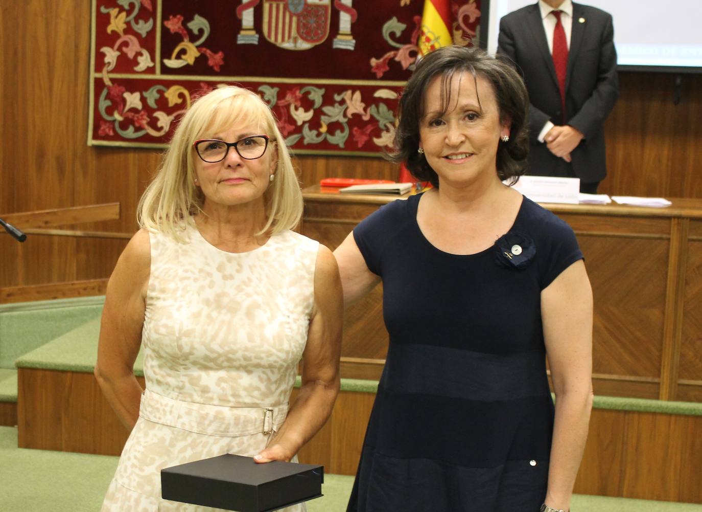 El Aula Magna San Isidoro acogió ayer la ceremonia de graduación de los 48 estudiantes de la VII promoción de los grados y máster que se imparten en el centro.