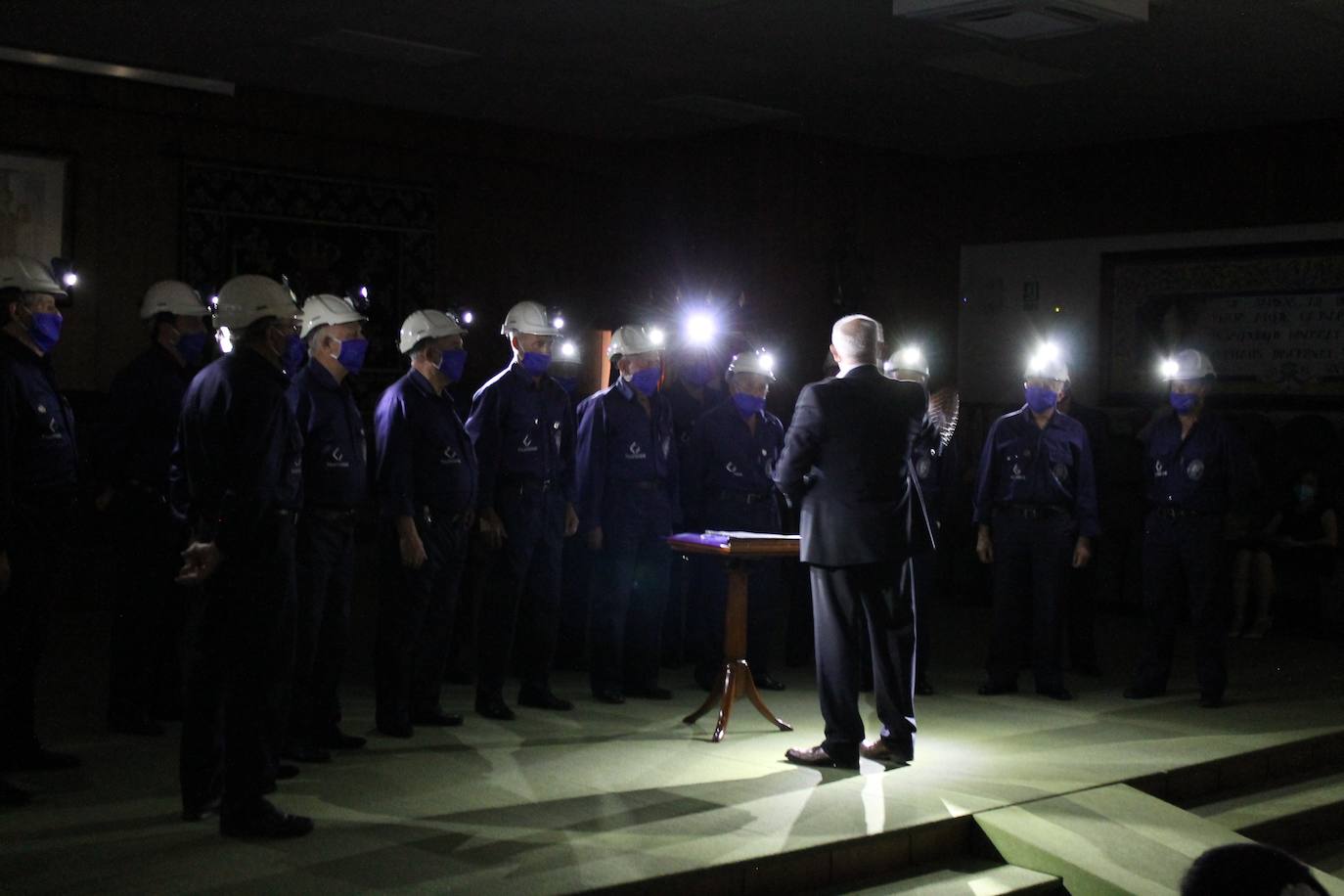 El Aula Magna San Isidoro acogió ayer la ceremonia de graduación de los 48 estudiantes de la VII promoción de los grados y máster que se imparten en el centro.
