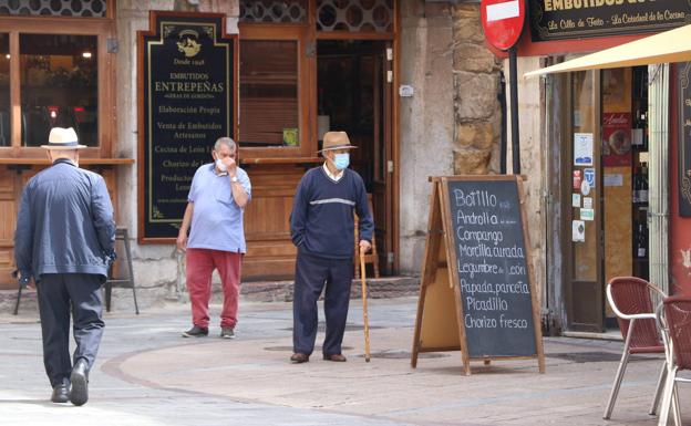 Imagen. Los leoneses mantiene la mascarilla. 