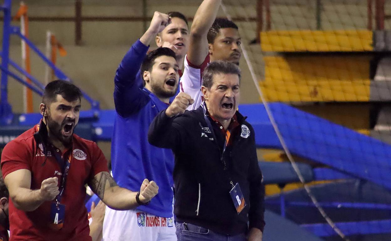 Manolo Cadenas, en un partido con el Abanca Ademar.