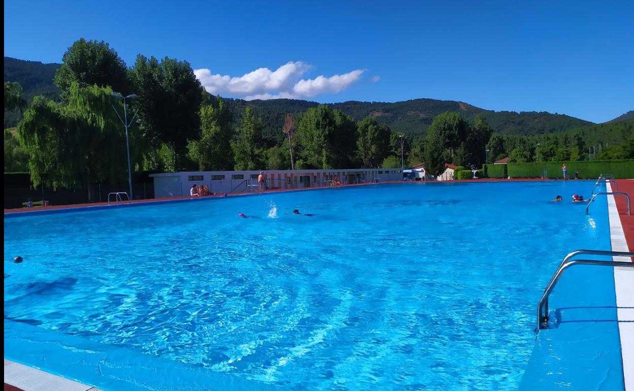 Imagen de una piscina en la provincia leonesa.