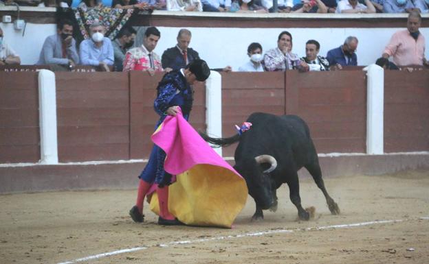 El Fandi durante la faena.