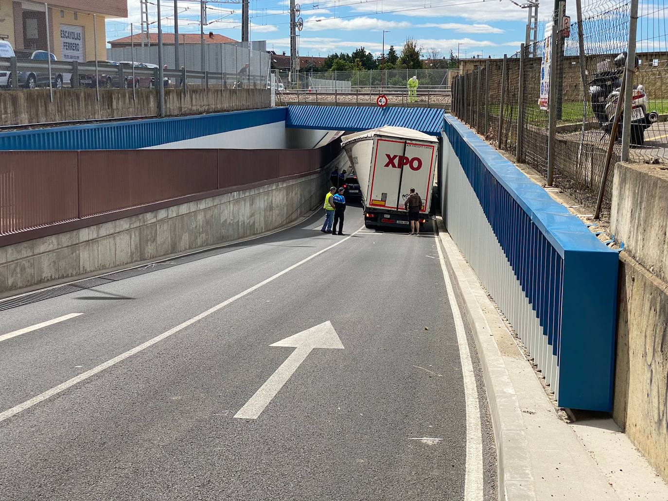 Fotos: Un camión queda atascado bajo las vías del tren