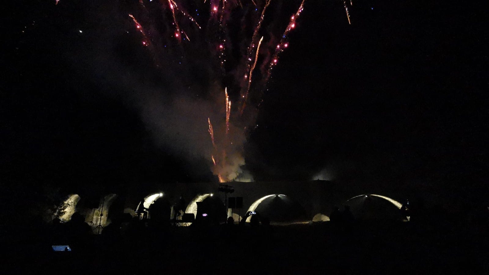 La inauguración de la iluminación de este enclave reunió a curiosos y vecinos que no quisieron perderse los fuegos artificiales, la música y la celebración