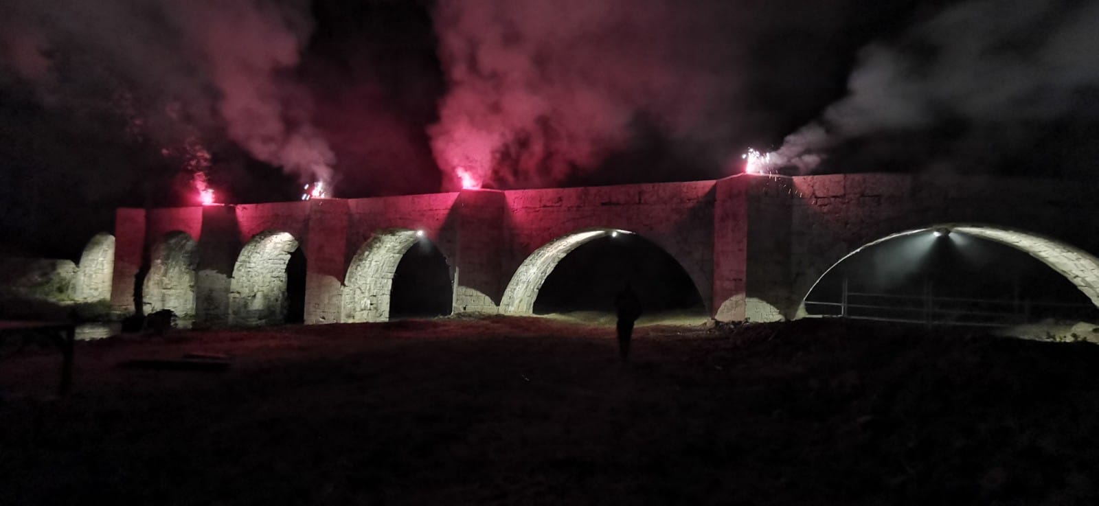 La inauguración de la iluminación de este enclave reunió a curiosos y vecinos que no quisieron perderse los fuegos artificiales, la música y la celebración