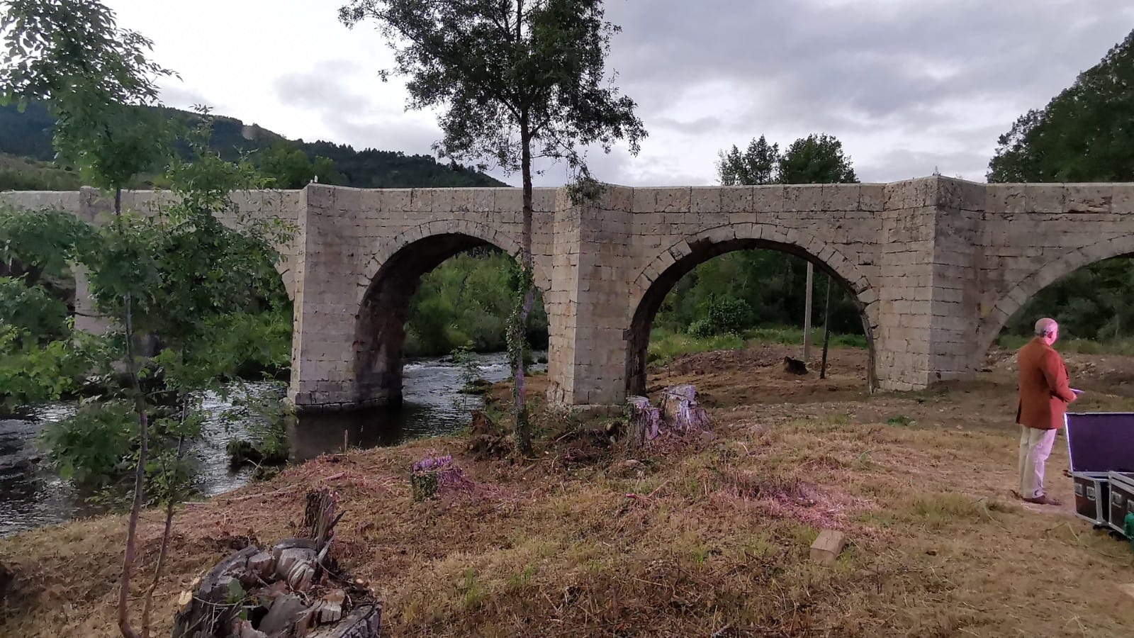 La inauguración de la iluminación de este enclave reunió a curiosos y vecinos que no quisieron perderse los fuegos artificiales, la música y la celebración