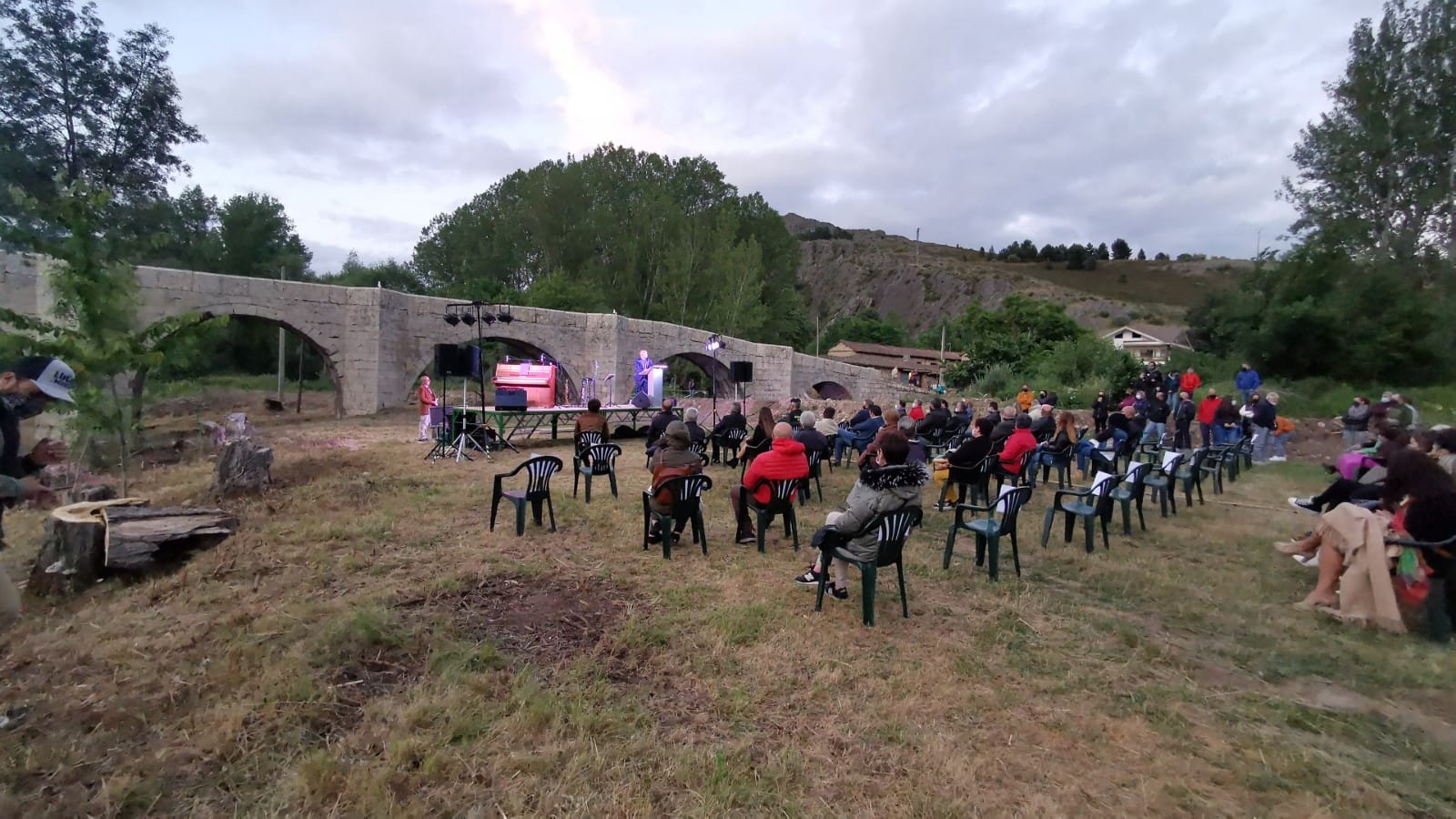 La inauguración de la iluminación de este enclave reunió a curiosos y vecinos que no quisieron perderse los fuegos artificiales, la música y la celebración