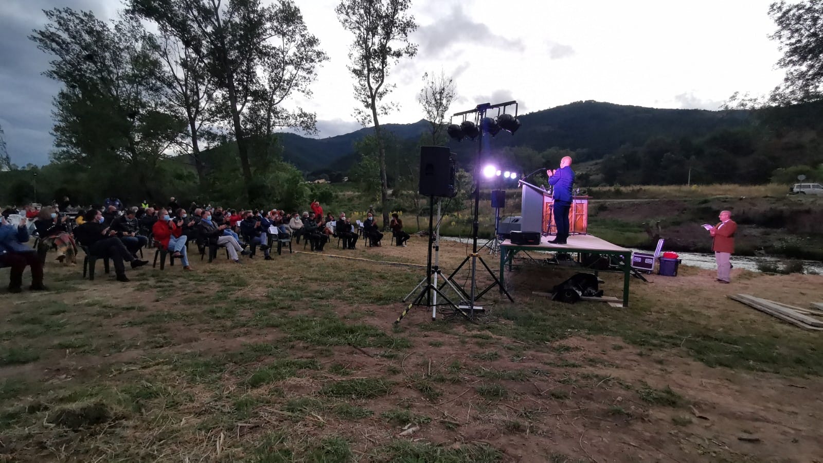 La inauguración de la iluminación de este enclave reunió a curiosos y vecinos que no quisieron perderse los fuegos artificiales, la música y la celebración