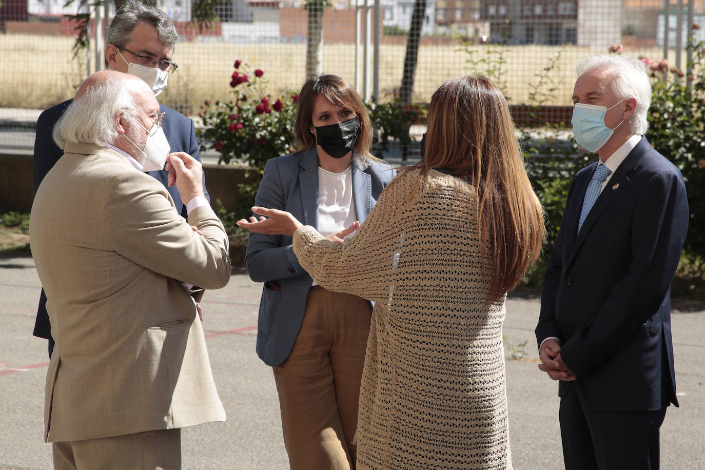 La consejera de Educación, Rocío Lucas, presenta las nuevas iniciativas de su departamento en materia de Educación digital en el Colegio Gumersindo Azcárate de Armunia