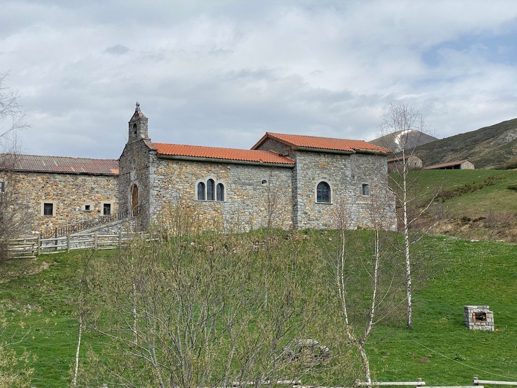 Ermita de la Virgen de Riosol, ubicada en el valle de Riosol a pocos metros del puerto de Tarna-Maraña - León 