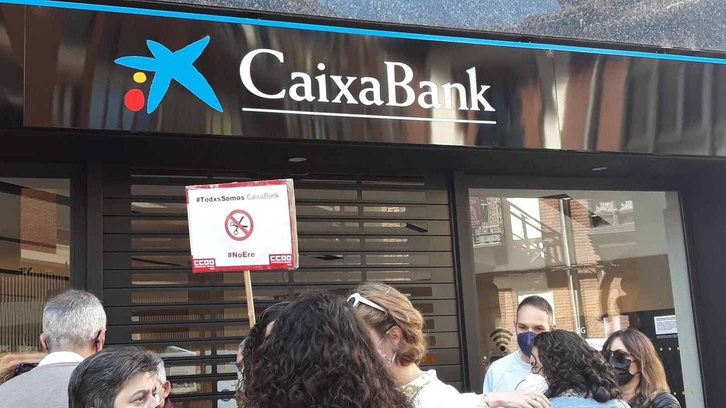 La plantilla de CaixaBank exige 'salidas voluntarias' en un conflicto que alcanza su fecha límite. 