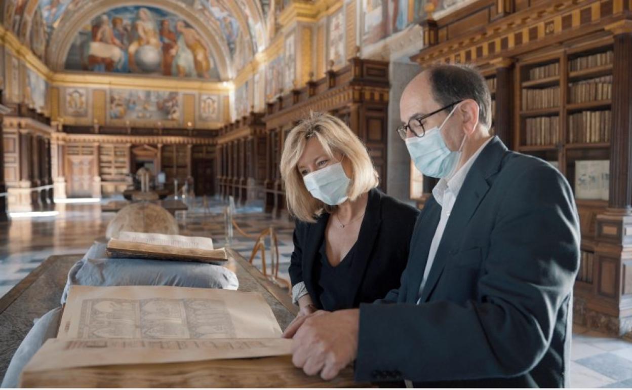 Llanos Castellanos y José Luis del Valle, con uno de los códices en la biblioteca de El Escorial. 