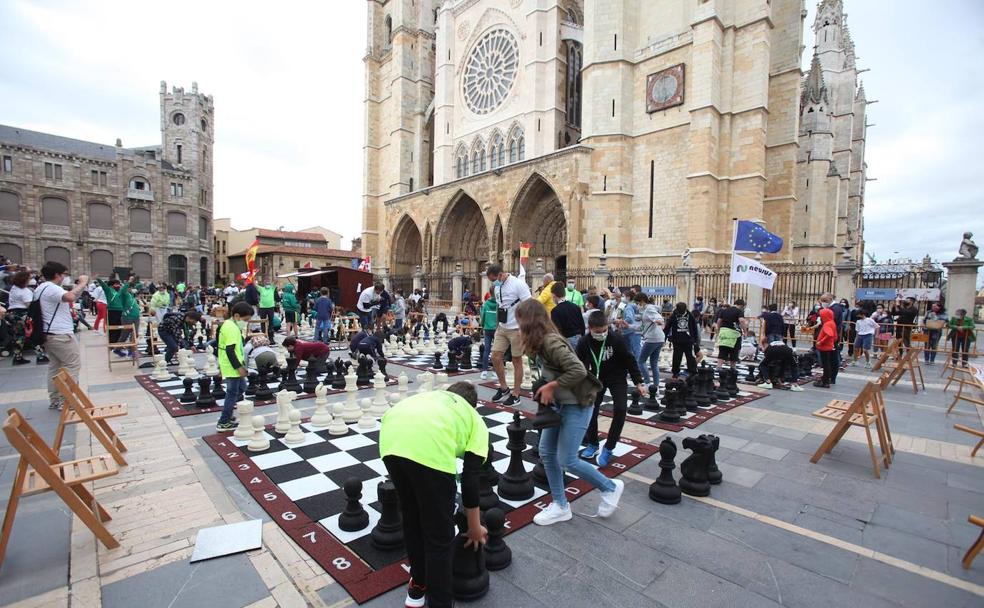 Los escolares han demostrado su habilidad en el tablero a los pies de la catedral. 