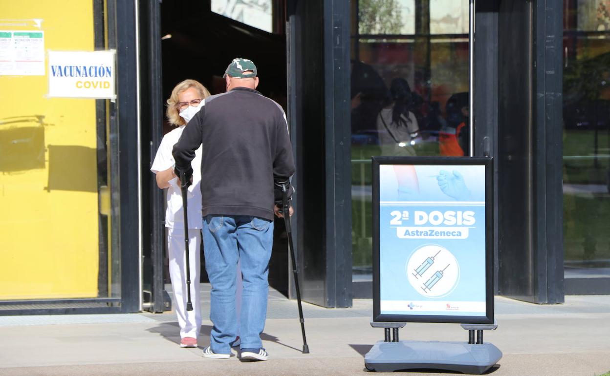 Un hombre acude a su cita para recibir la segunda dosis de Astrazeneca en el Palacio de Exposiciones. 