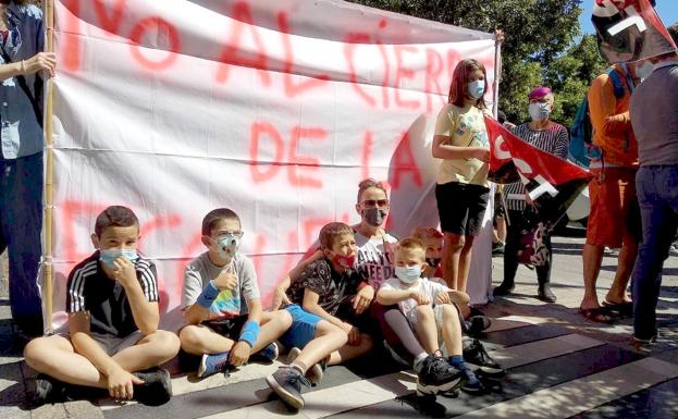 Madres y alumnos de la Escuela Hogar participaron en Ponferrada en la concentración de protesta contra el cierre del centro. 