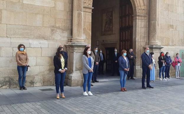 Minuto de silencio por una de las vícitmas de este año. 