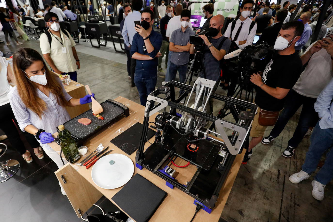 Fotos: El Mobile World Congress, por dentro: de bistecs vegetarianos en 3D a controlar desde Barcelona un yate amarrado en Valencia