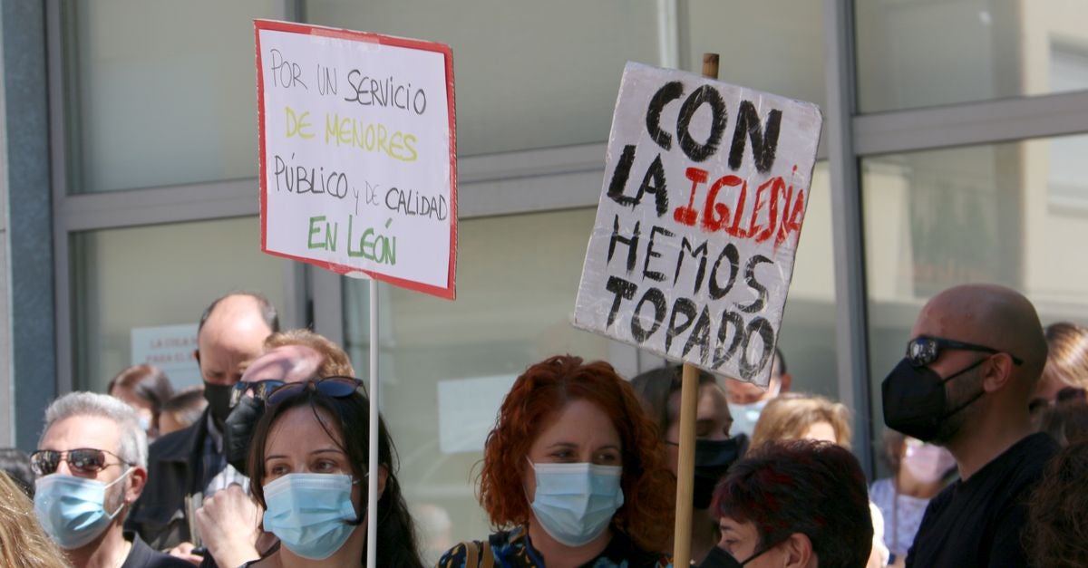 Empleados y familias usuarias del centro se han concentrado frente a la Gerencia de Servicios Sociales en el último día en el que esta instalación prestará dicho servicio