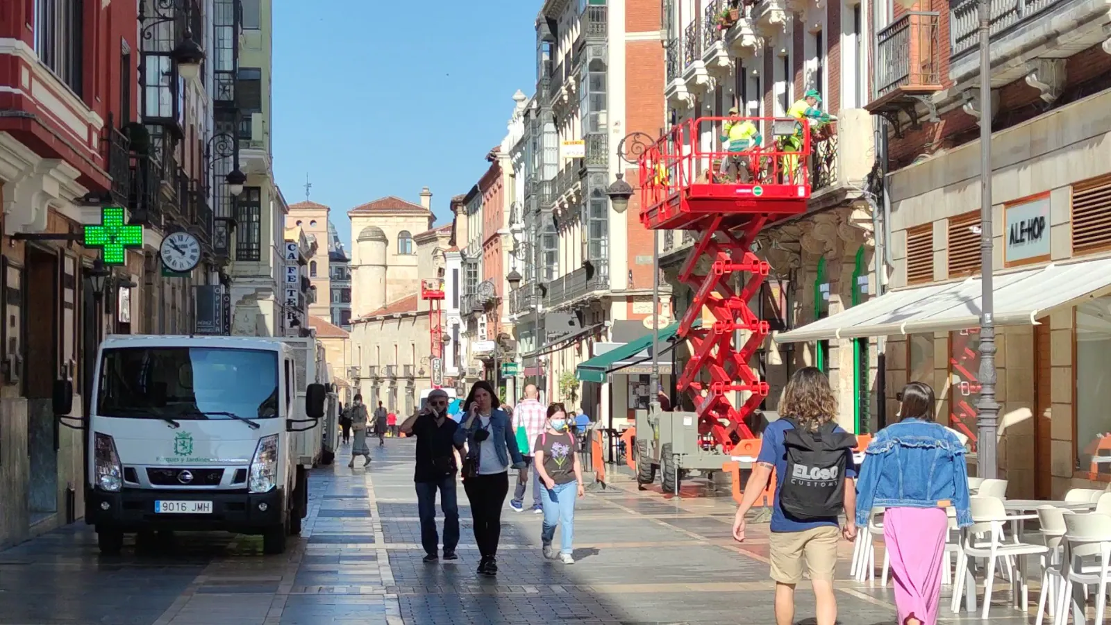 El Ayuntamiento de León acomete la renovación de las flores y maceteros que decoran los balcones de la emblemática vía | 1.400 jardineras de geráneos y ocho maceteros gigantes lucen los colores del verano en diferentes puntos de la ciudad