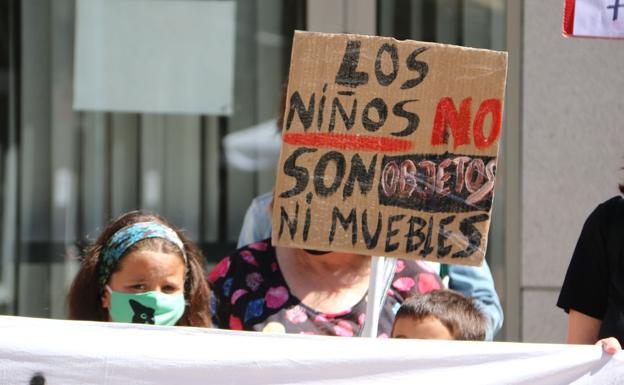 Concentración de los empleados del Centro El Alba ante la Gerencia de Servicios Sociales.