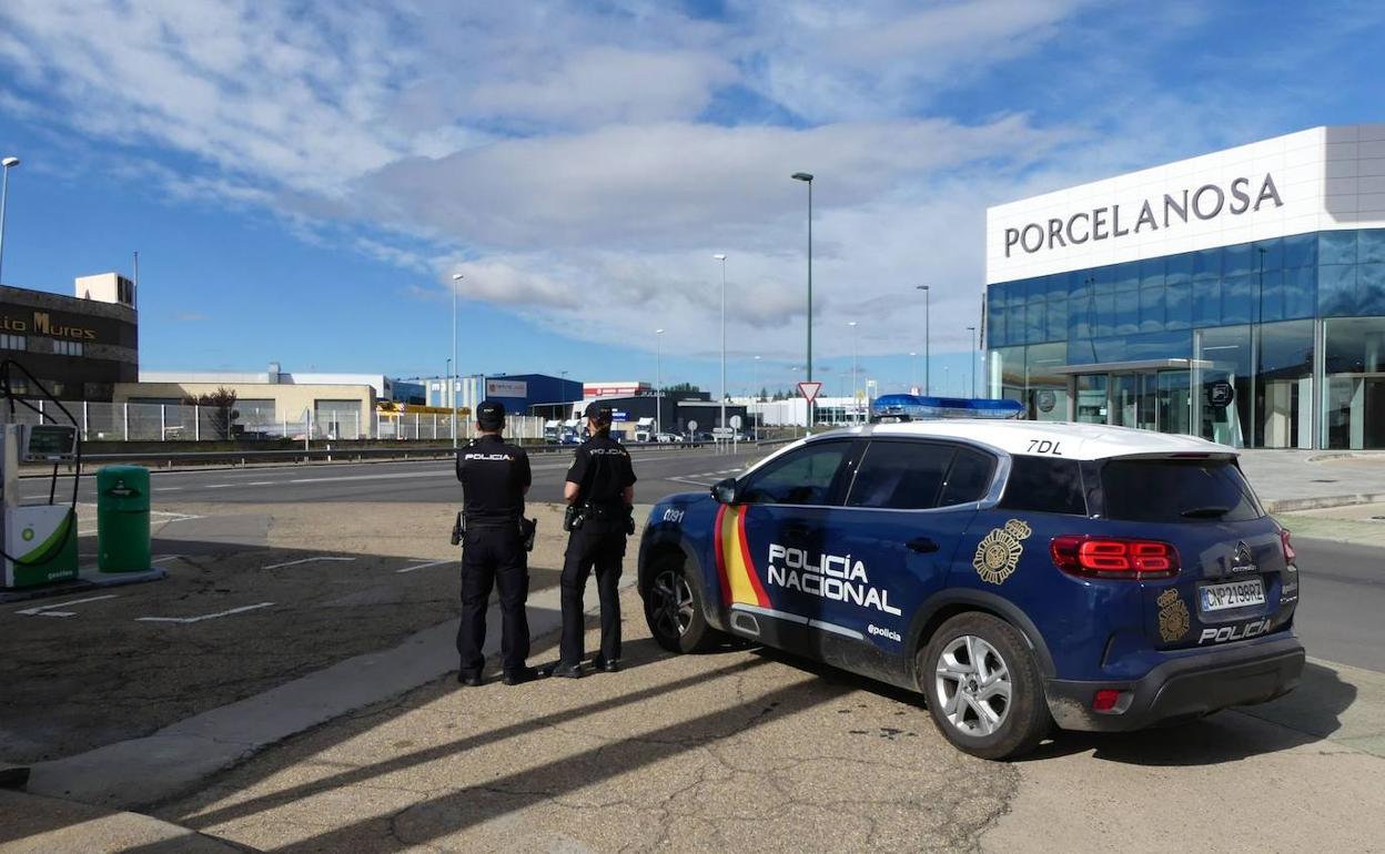 Dos agentes de la Policía Nacional de la comisaría de San Andrés del Rabanedo. 