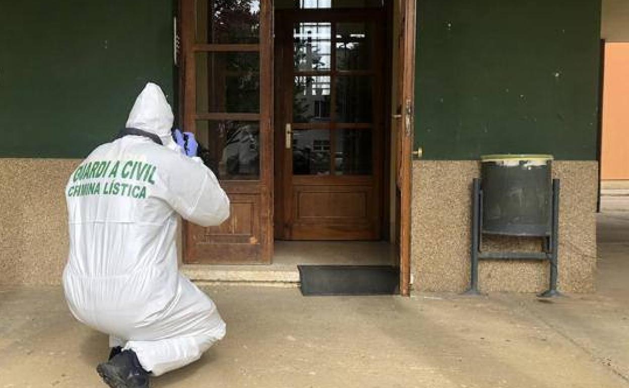 La Guardia Civil recogió pruebas en el edificio de la joven. 