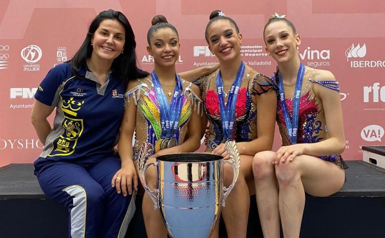 Varias gimnastas del Rirmo posan con el trofeo.