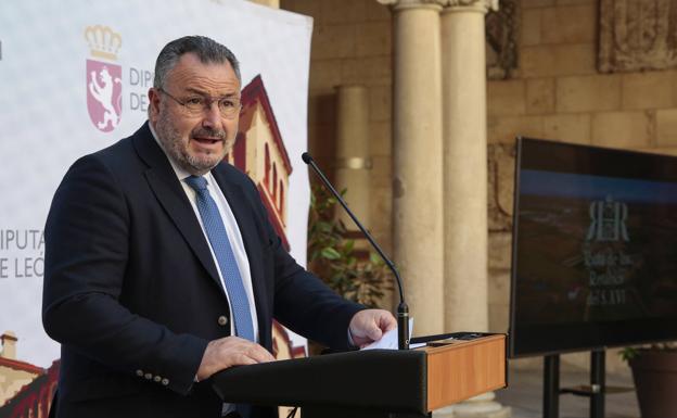 Presentación del a ruta de los retablos en el patio del Palacio de los Guzmanes.