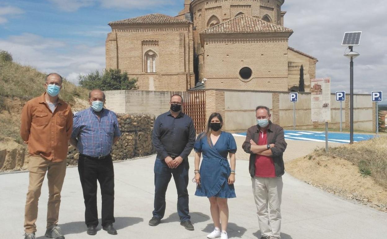 Autoridades locales en la nueva zona de aparcamiento.