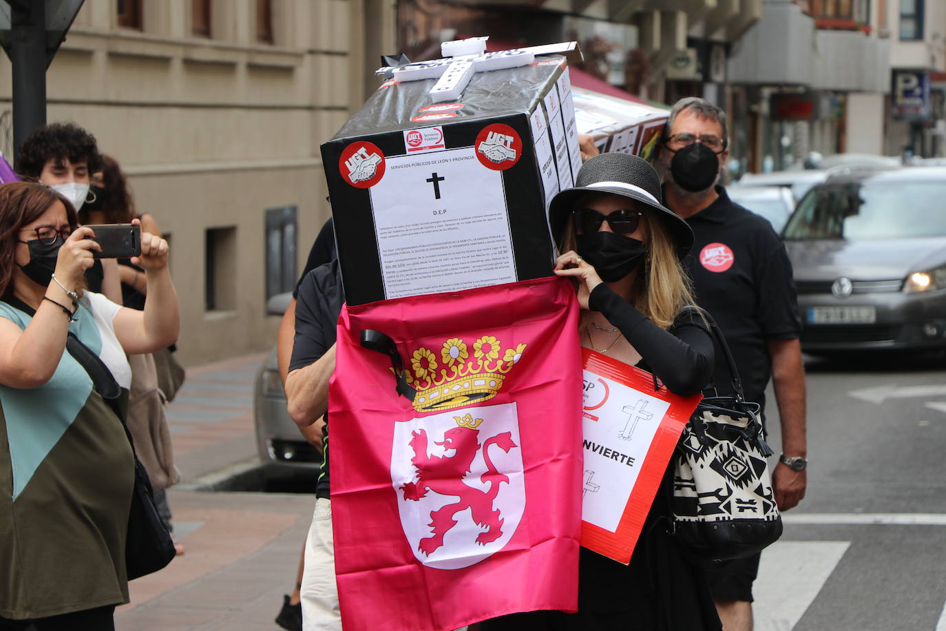 La organización sindical ha desfilado por las calles de León en una procesión a modo de funeral en el que claman contra los recortes en los servicios públicos.