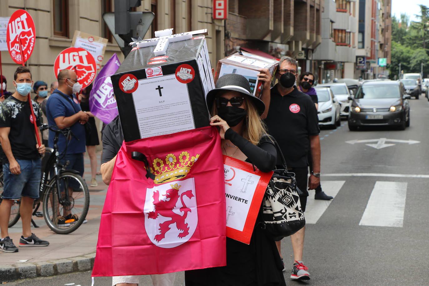 La organización sindical ha desfilado por las calles de León en una procesión a modo de funeral en el que claman contra los recortes en los servicios públicos.