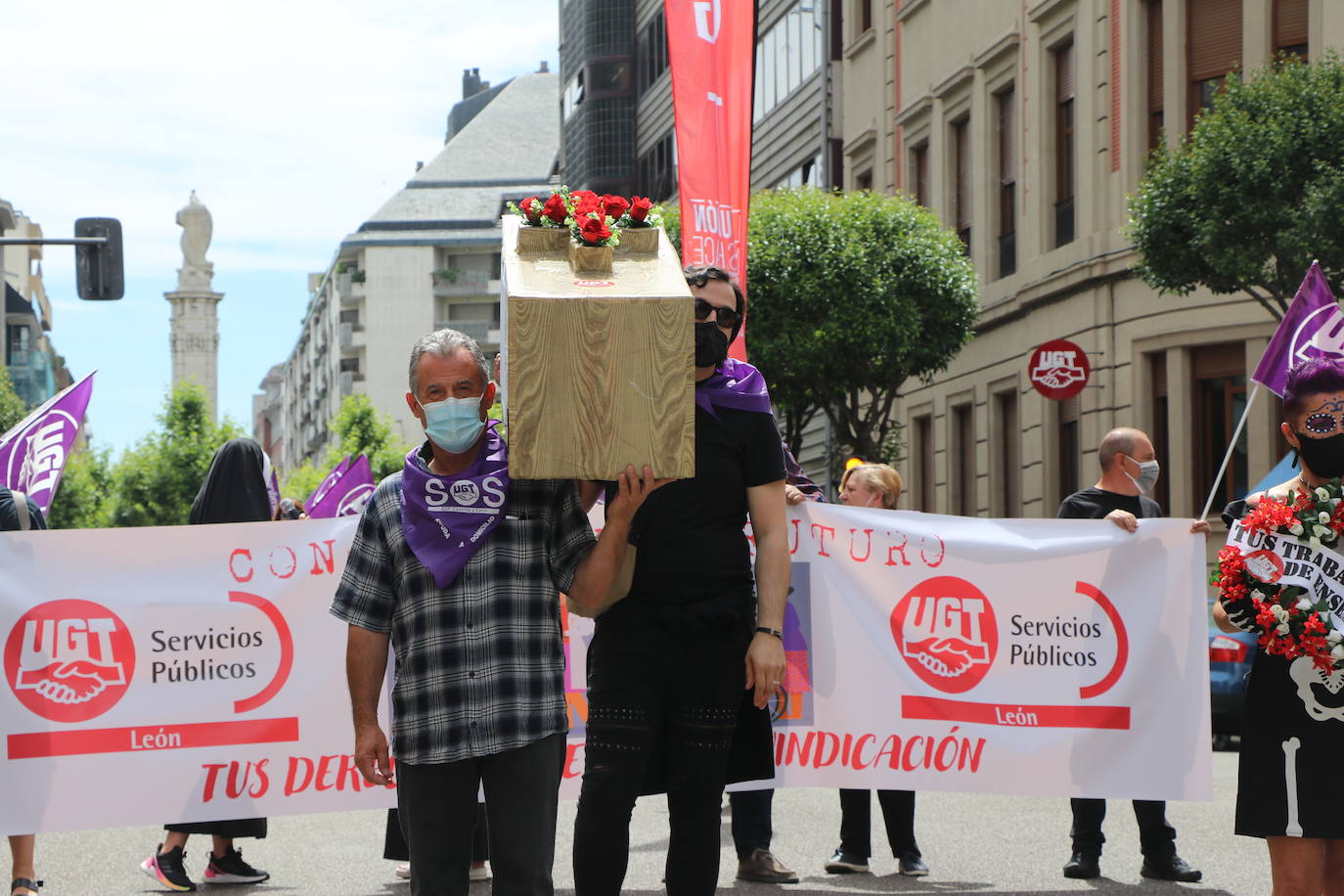 La organización sindical ha desfilado por las calles de León en una procesión a modo de funeral en el que claman contra los recortes en los servicios públicos.