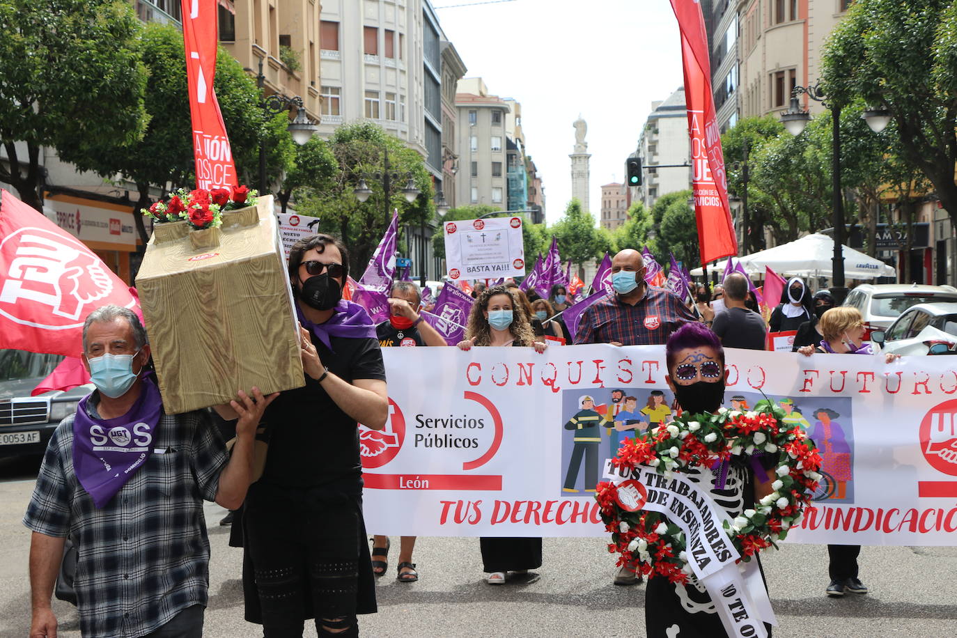 La organización sindical ha desfilado por las calles de León en una procesión a modo de funeral en el que claman contra los recortes en los servicios públicos.