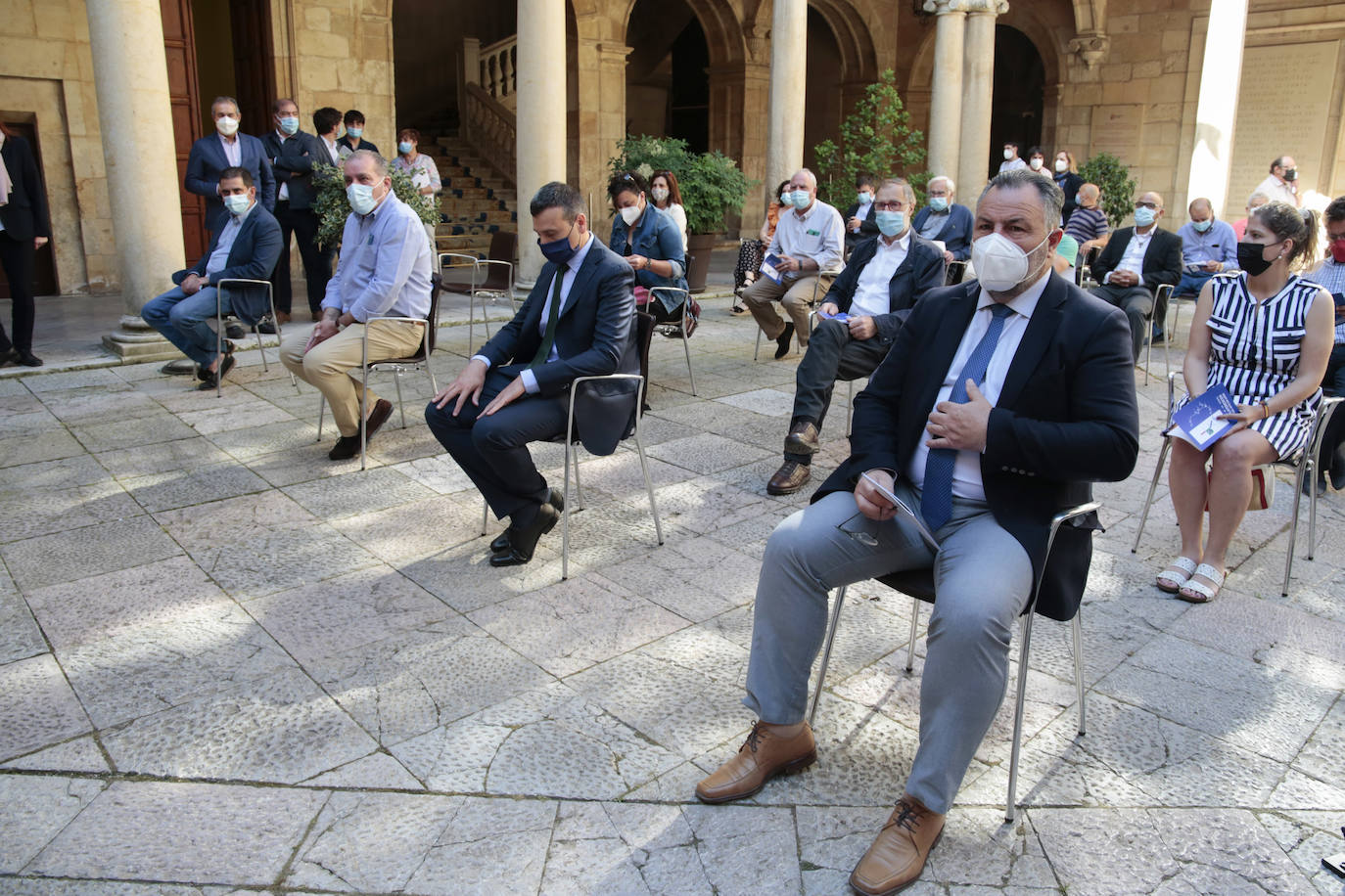 El presidente de a Diputación, Eduardo Morán, presenta la ruta de los retablso del siglo XVI.