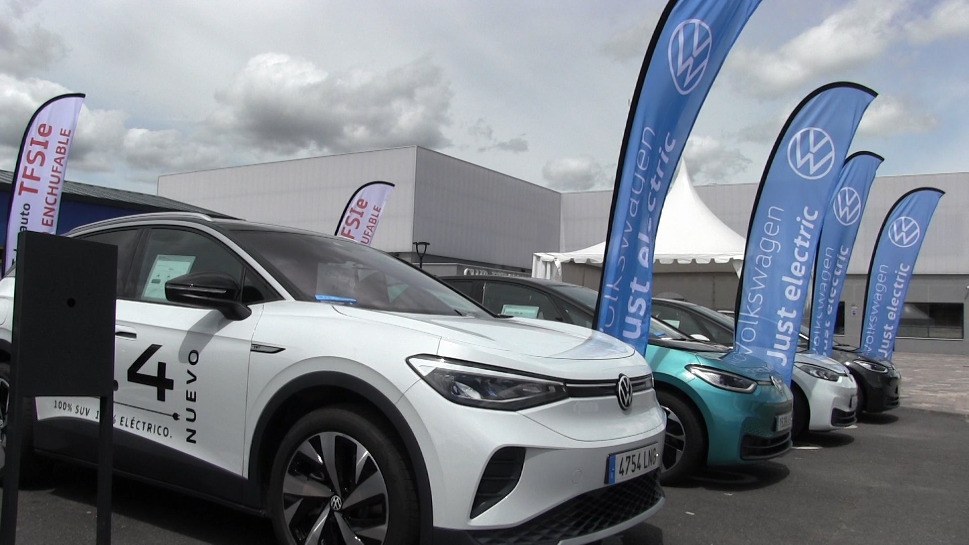 Varios de los vehículos exhibidos por Telenauto en el Olímpico de León.
