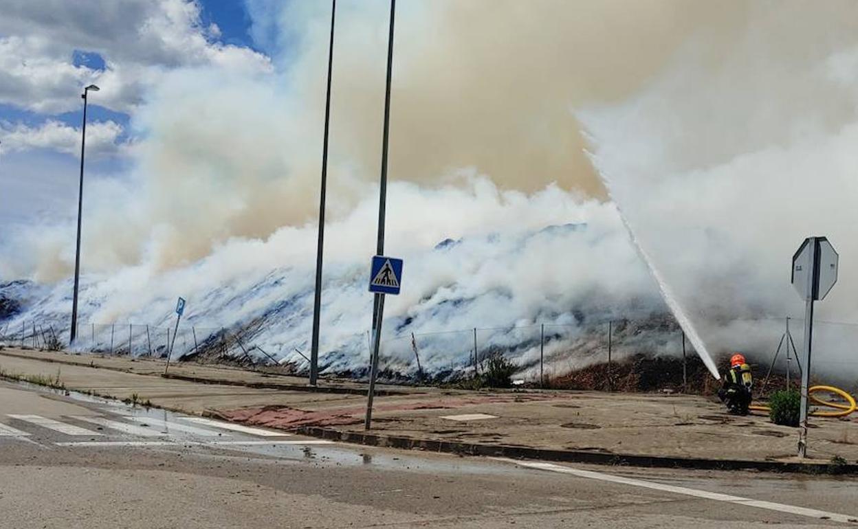 Un bombero trabaja en el incendio en Cubillos del Sil.