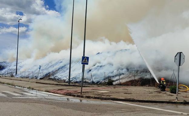 Los bomberos controlan un incendio en la central de biomasa Forestalia, en Cubillos del Sil