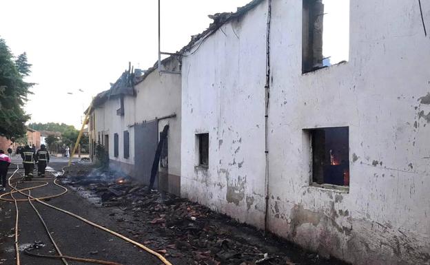 Varias complicaciones dificultan la extinción de un incendio en tres viviendas en Mansilla del Páramo