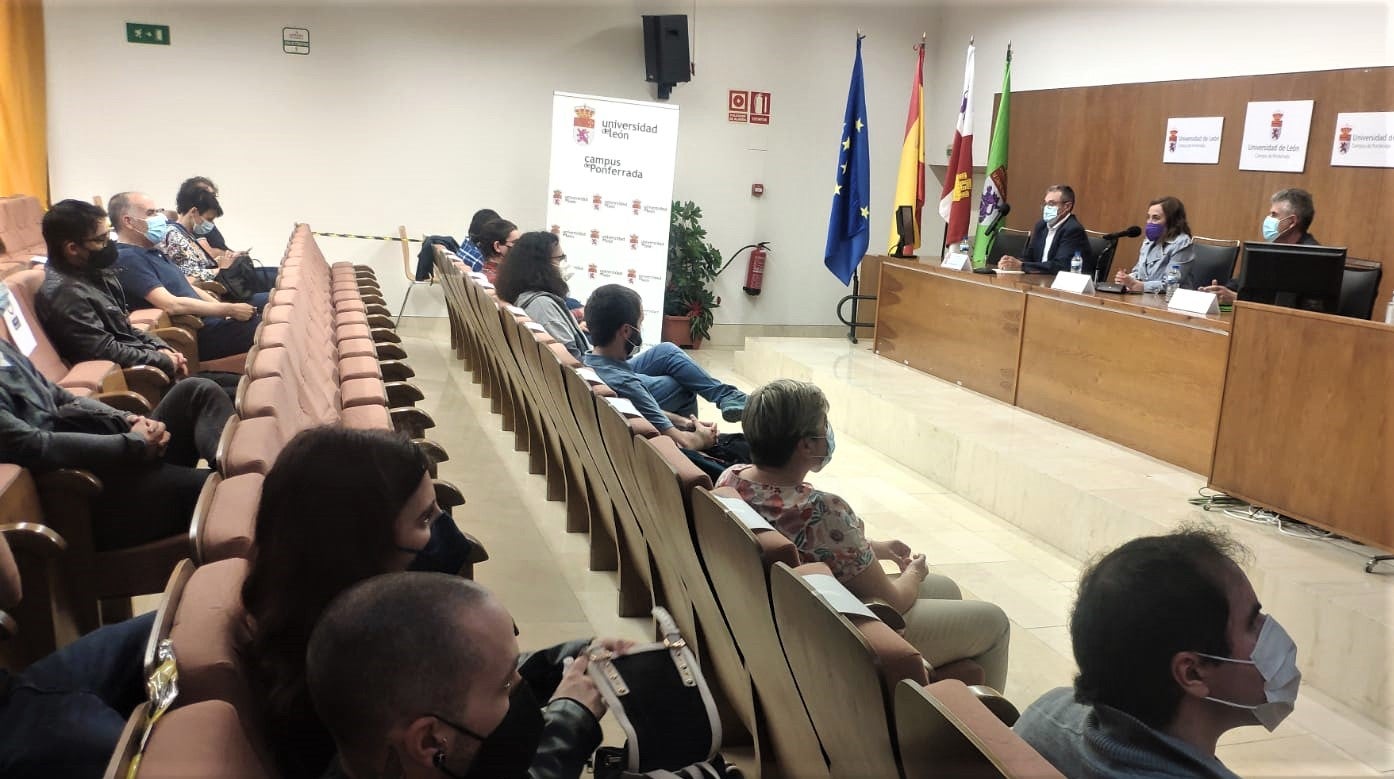 el viernes recibieron sus diplomas en el campus de Ponferrada los veintitrés alumnos que han completado con éxito los estudios.