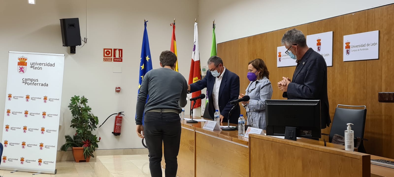 el viernes recibieron sus diplomas en el campus de Ponferrada los veintitrés alumnos que han completado con éxito los estudios.